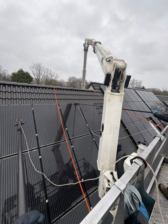 Zonnepanelen worden gereiningd