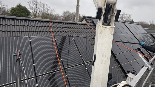 Zonnepanelen worden gereiningd