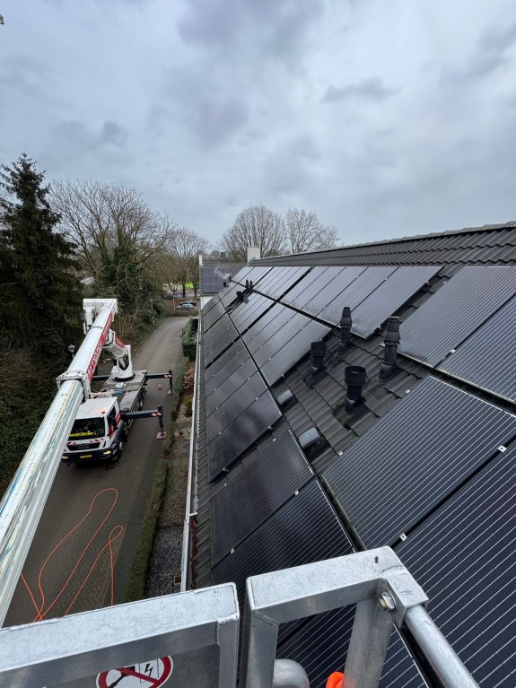 Zonnepanelen worden gereiningd