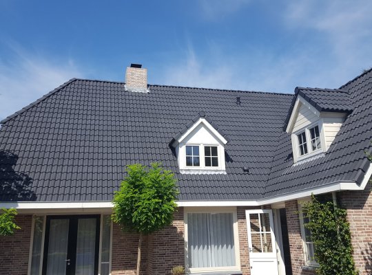 schoon dak na mos verwijderen en coaten